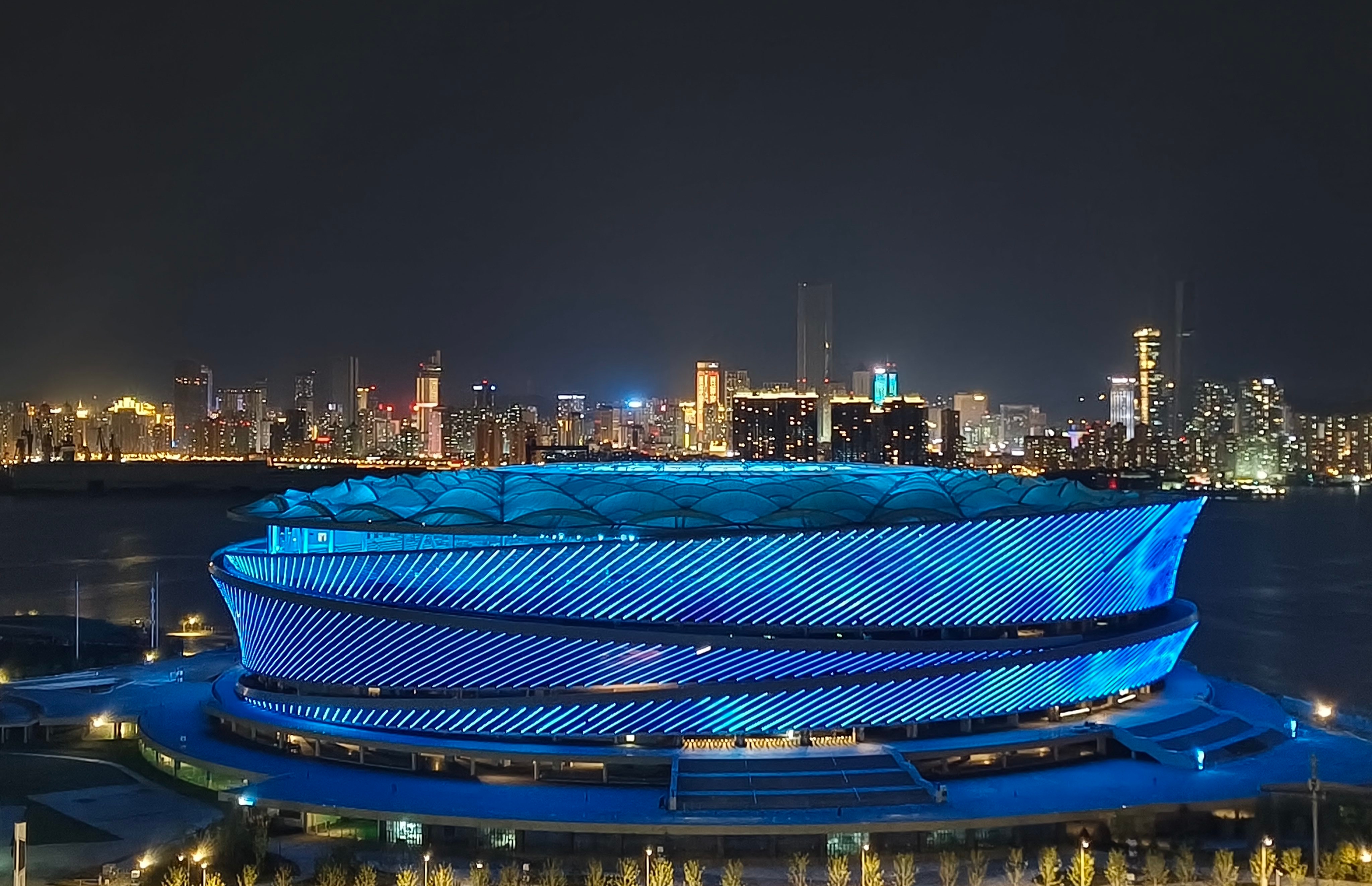 包含J城足球队主场得胜，备受瞩目的词条